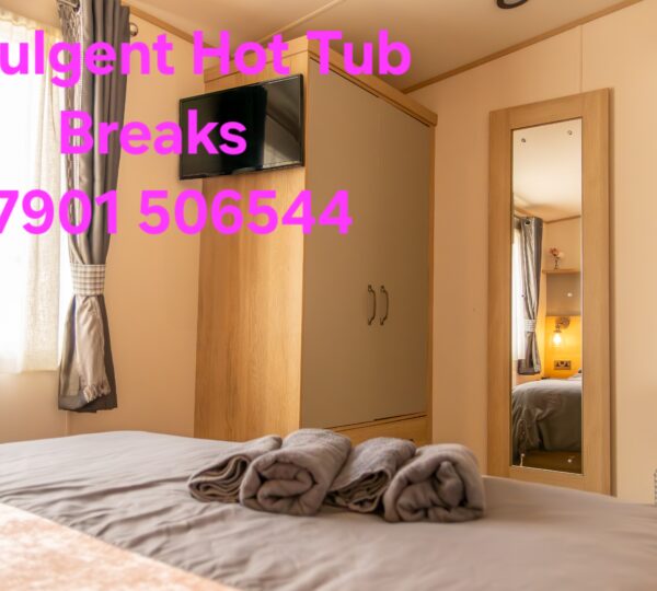 Beautiful 8 berth Indulgent Mini Lodge