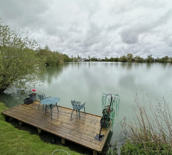 Beautiful 8 berth Indulgent Mini Lodge